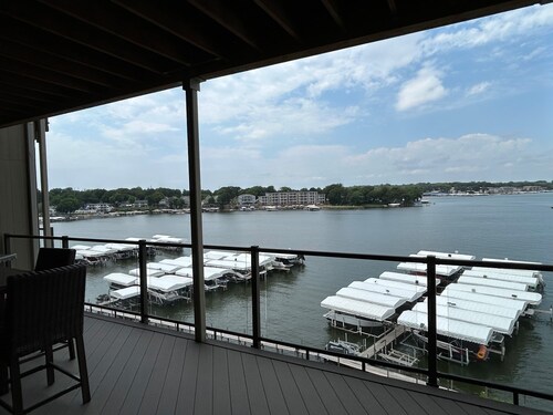 Direct Lakeside View, 5 bed, 2.5 bath Condo at Bridges Bay