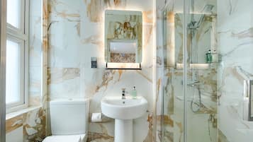 King Double Room | Bathroom | Shower, rainfall showerhead, free toiletries, hair dryer