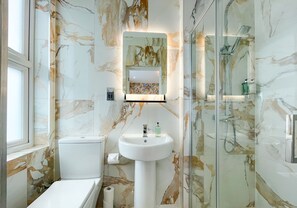 King Double Room | Badkamer | Een douche, een regendouche, gratis toiletartikelen, een haardroger