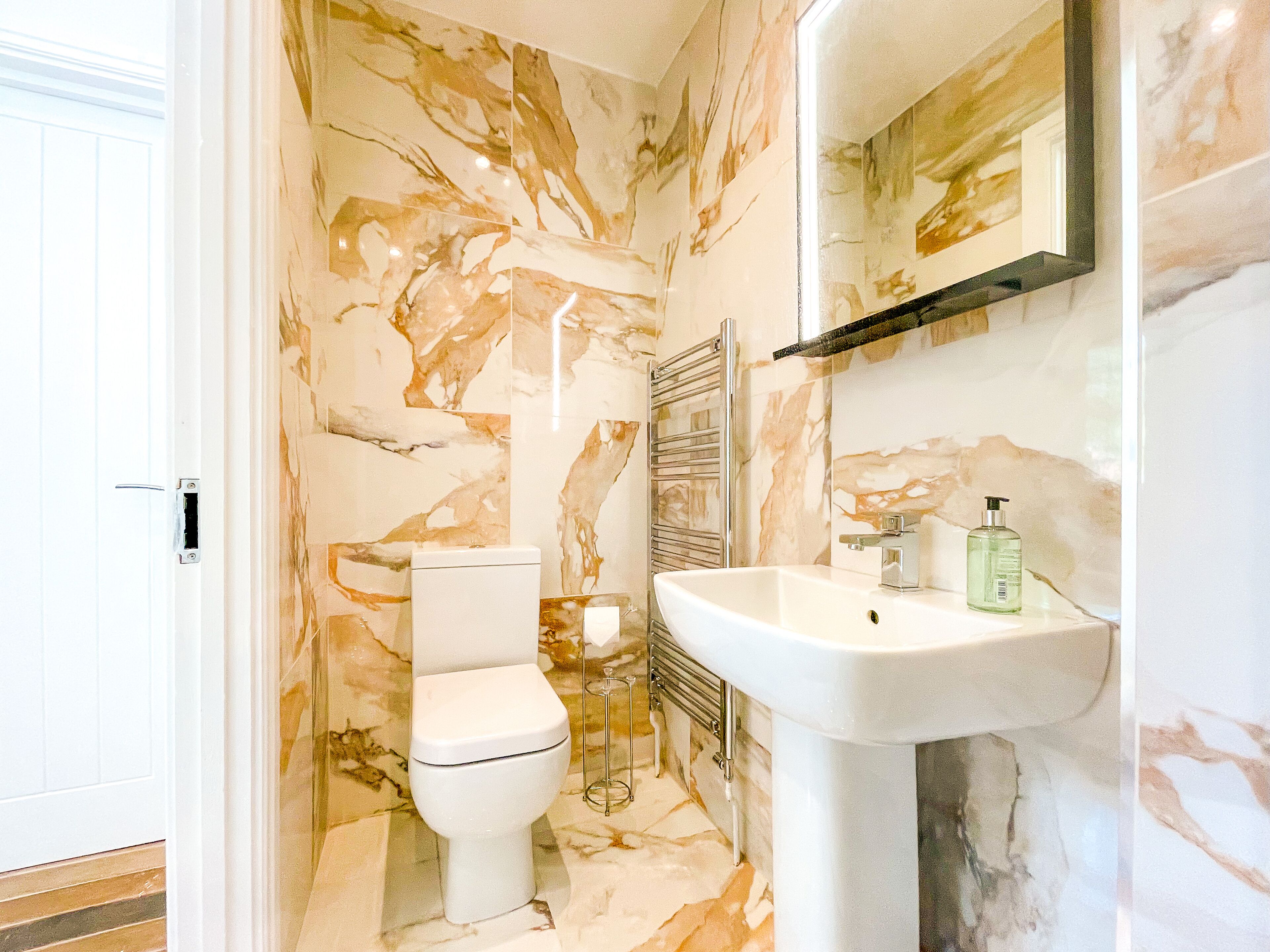 Un baño con inodoro, lavabo y espejo.