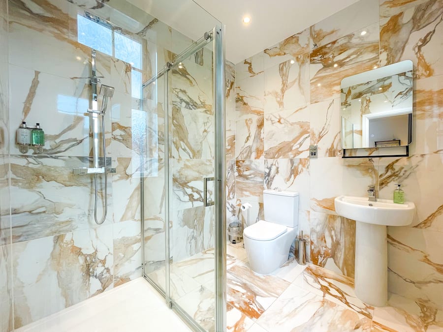 King Deluxe Room | Badezimmer | Dusche, Regendusche, kostenlose Toilettenartikel, Haartrockner