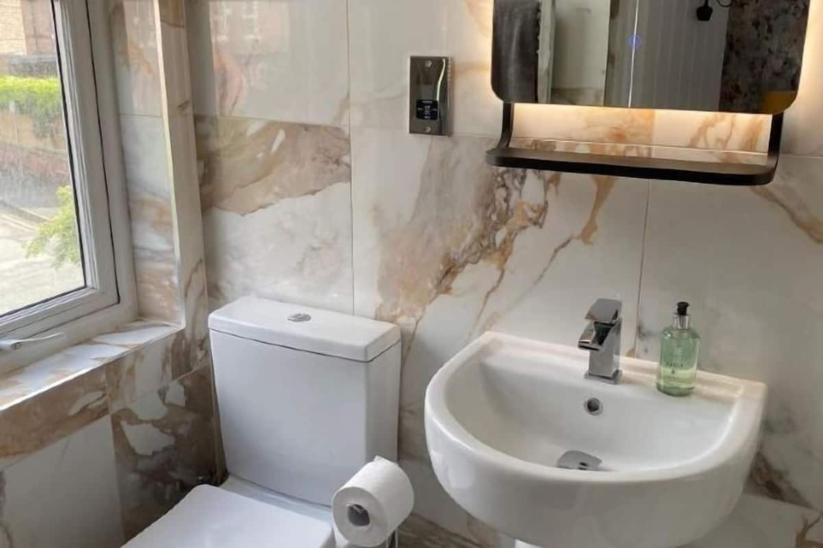 Banheiro | Chuveiro, chuveiro com efeito de chuva, produtos de toalete grátis