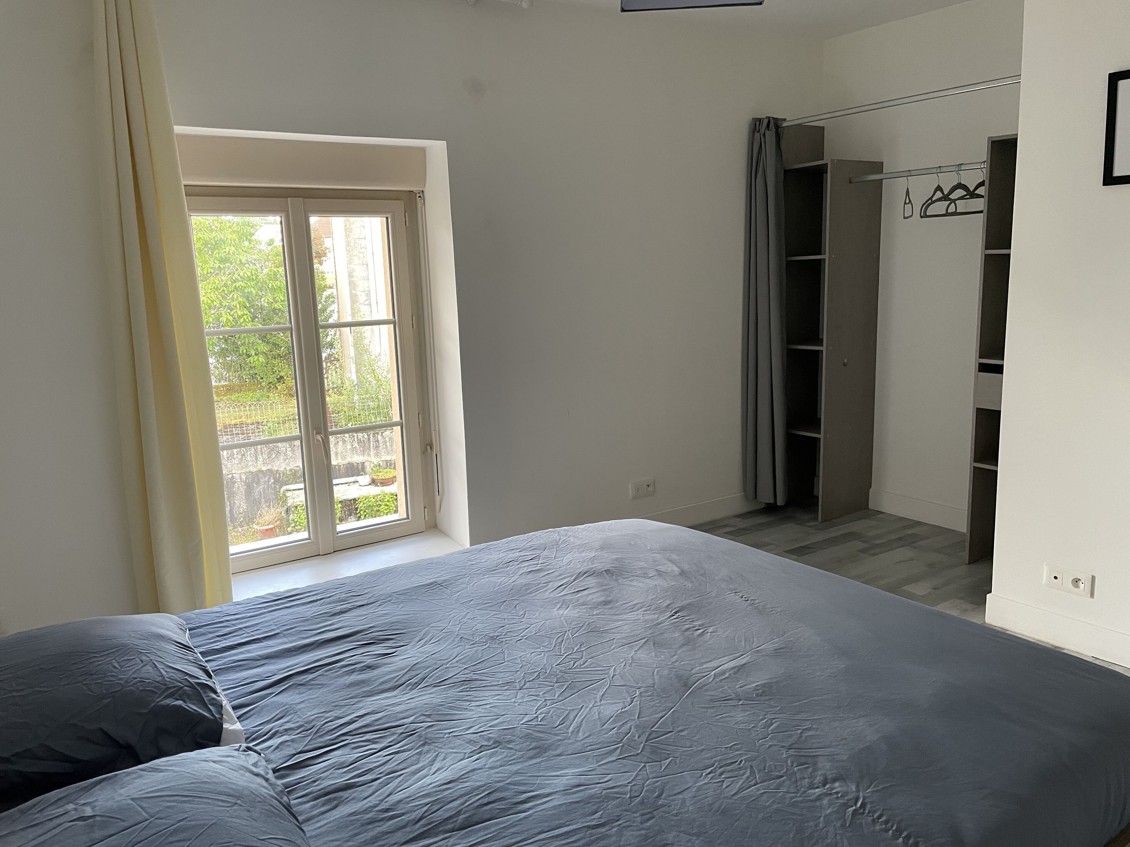 1 slaapkamer, een strijkplank/strijkijzer, beddengoed