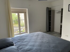 1 bedroom, iron/ironing board, bed sheets - Maison rue des Forges (Parsac-Rimondeix)