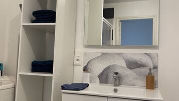 Douche, sĂšche-cheveux, serviettes fournies, papier toilette