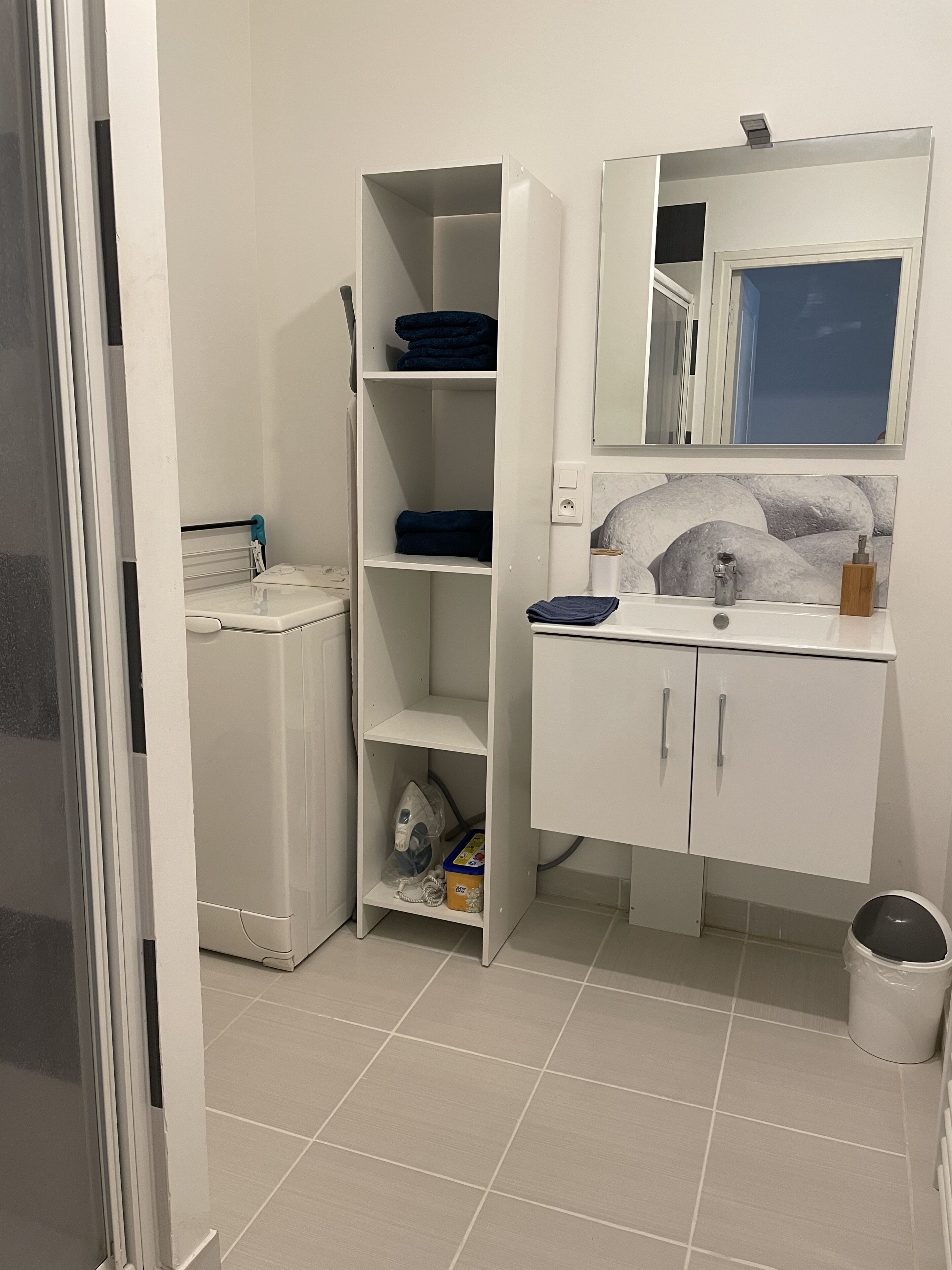 Een douche, een haardroger, handdoeken, toiletpapier