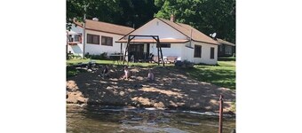 Private cabin on serene lake. Small family owned resort. Great fishing lake.
