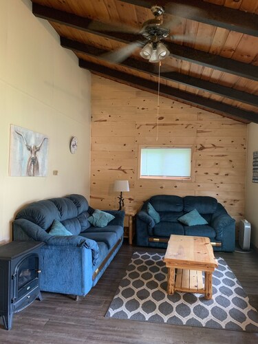 Private cabin on serene lake. Small family owned resort. Great fishing lake.