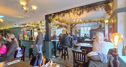 Quiet whole 2-bedroom house near Elizabeth Line & DLR â garden & parking, London