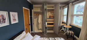 2 bedrooms, in-room safe, desk, iron/ironing board