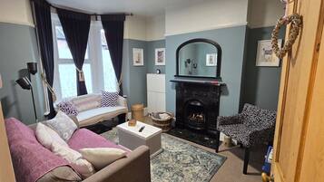 Smart TV, fireplace, books, stereo