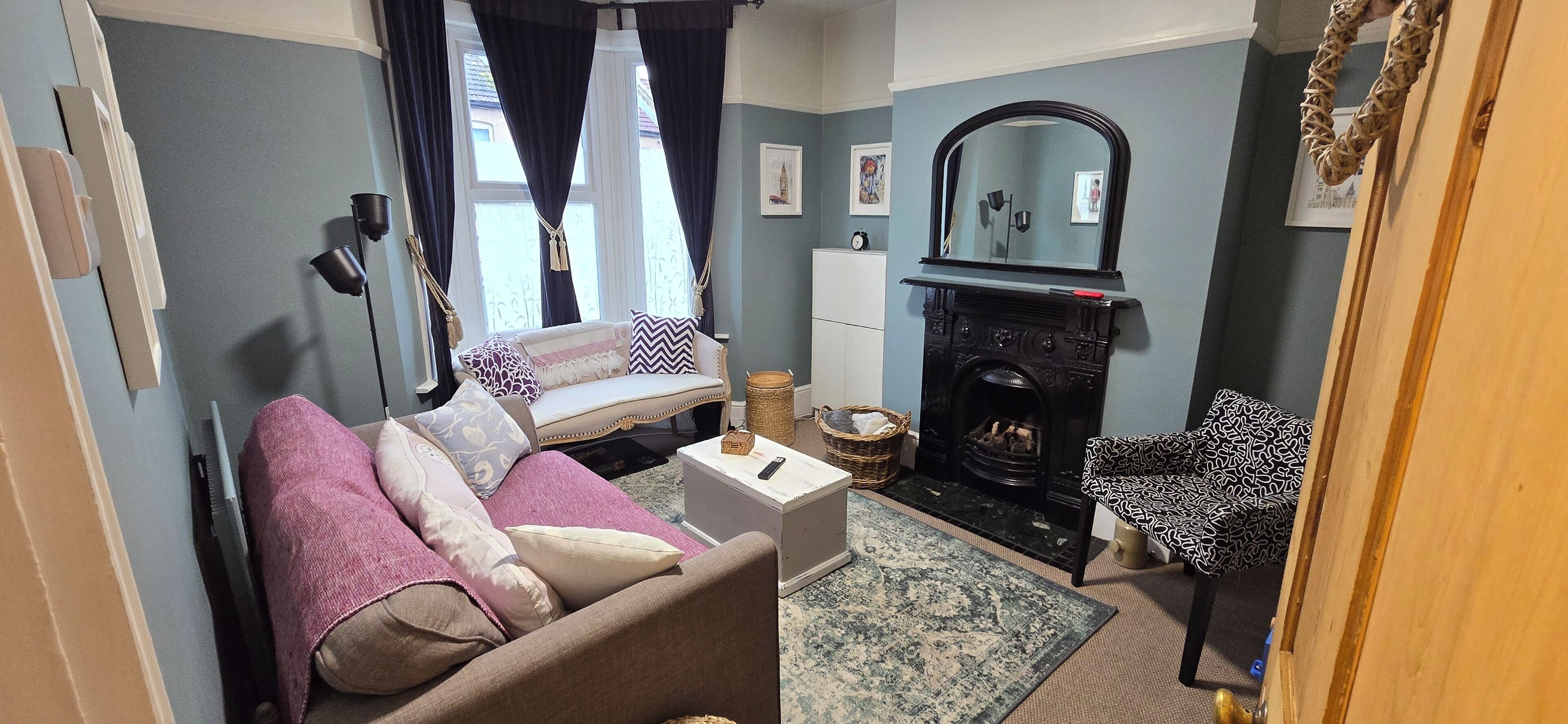 Smart TV, fireplace, books, stereo