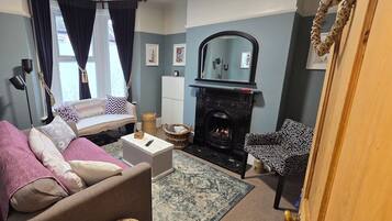 Smart TV, fireplace, books, stereo