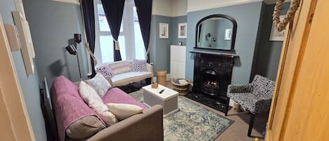 Smart TV, fireplace, books, stereo