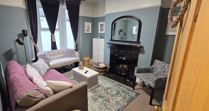 Quiet whole 2-bedroom house near Elizabeth Line & DLR – garden & parking, London