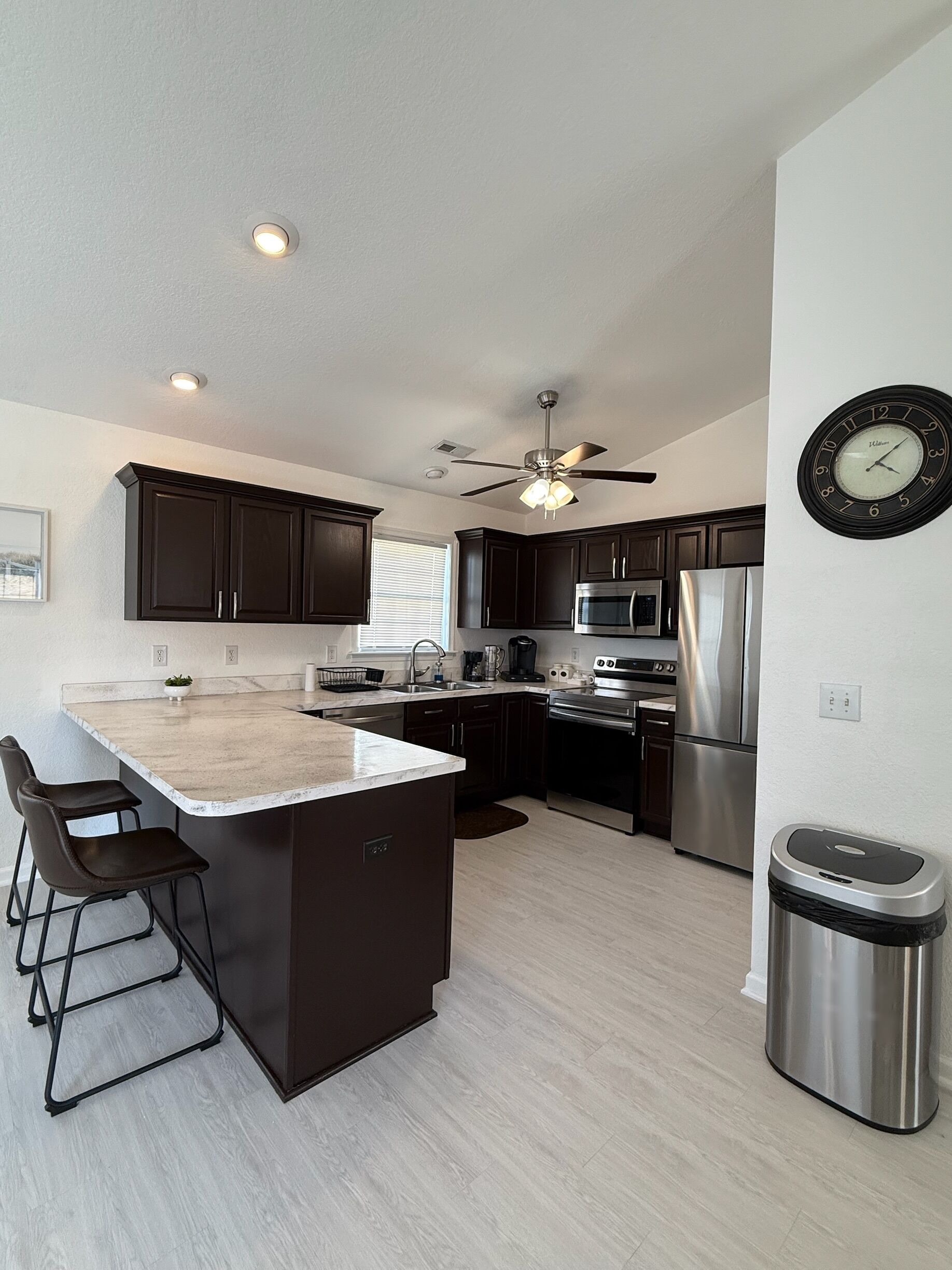 Jääkaappi, mikroaaltouuni, uuni, liesi