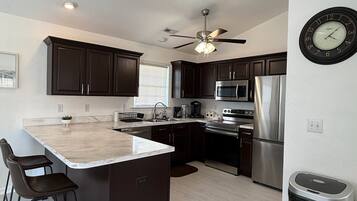 Jääkaappi, mikroaaltouuni, uuni, liesi