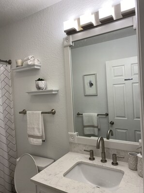 Bathtub, hair dryer, towels, soap - Kristian’s Palace_Your Beach Getaway & Hot Tub (Kill Devil Hills)