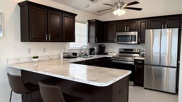 Jääkaappi, mikroaaltouuni, uuni, liesi