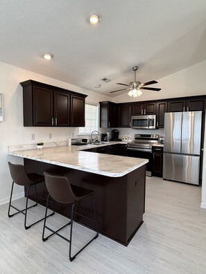 Kjøleskap, mikrobølgeovn, ovn og kokeplater