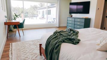 5 bedrooms, desk, iron/ironing board, travel crib