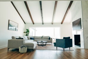 Smart TV, chimenea y videojuegos