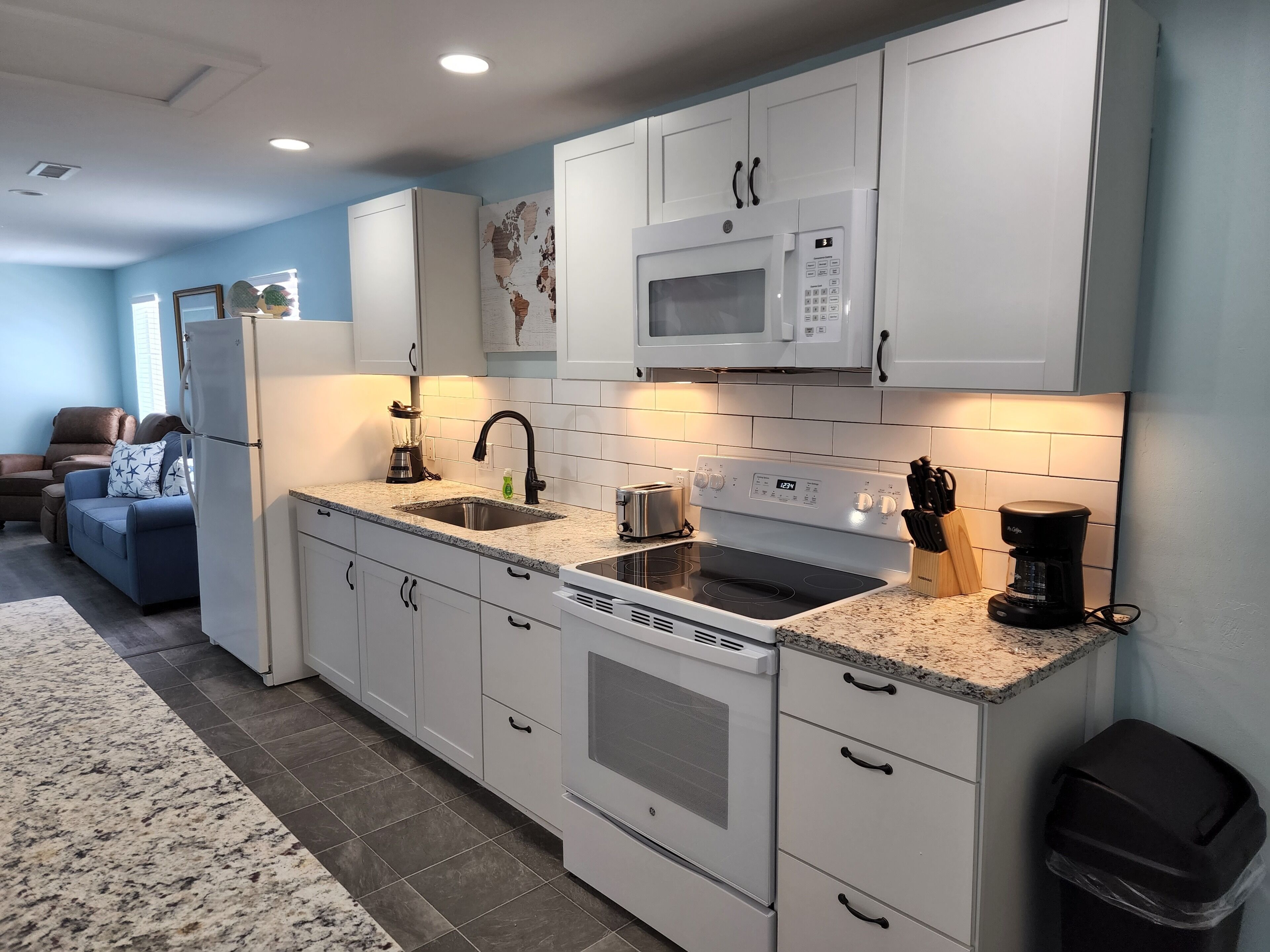 Jääkaappi, mikroaaltouuni, uuni, liesi