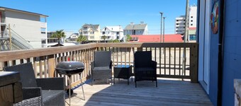 Ocean View 3 Bed, 2 Full Bath Apartment.
Above Bar