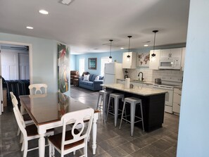 Fridge, microwave, oven, stovetop - Ocean View 3 Bed, 2 Full Bath Apartment.
Above Bar (Murrells Inlet)