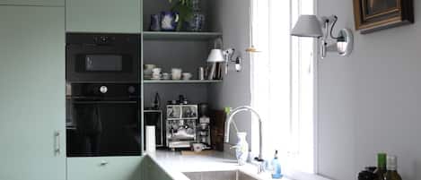 Refrigerador, microondas, horno, placa de cocina