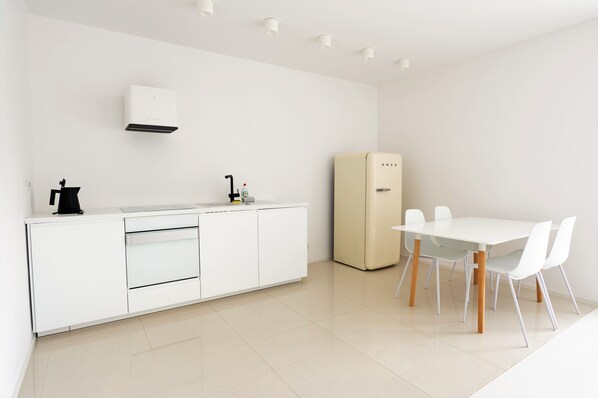 Frigorifero, forno, macchina per tè/caffè, bollitore elettrico