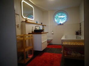 Bathtub, toilet paper