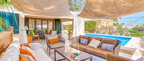 Een open haard en een dvd-speler