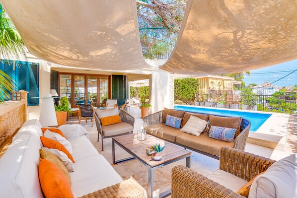 Fireplace, DVD player