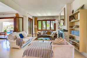 Fernseher, Kamin, DVD-Player