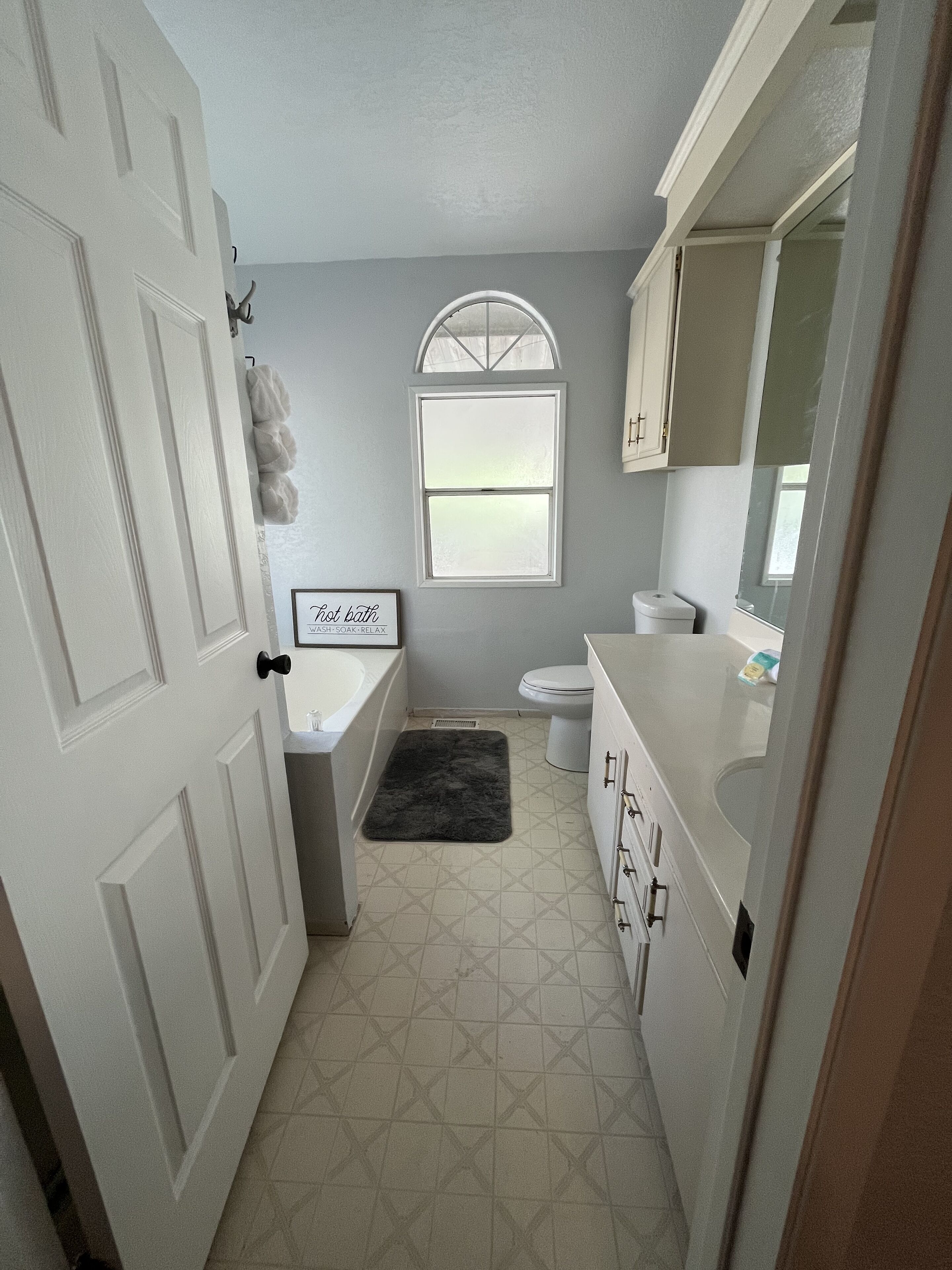 Kombinert dusj/badekar, hårføner, håndklær og såpe