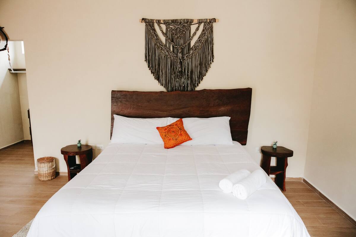 Deluxe King | WiFi (free), bed sheets