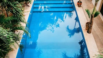 Master Suite with Balcony Pool View | Vue de la chambre
