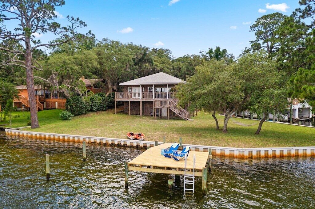 Waterfront, KING bed, Kayaks, Private Dock, Fenced Backyard