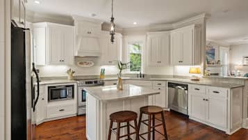 Køleskab, mikrobølgeovn, ovn, kogeplade