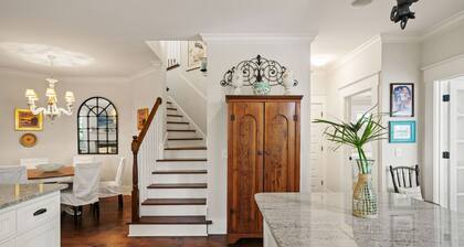 BROADWAY BREEZE ~ Close to Beach /Shopping/Dining ~ Heated Pool and Spa