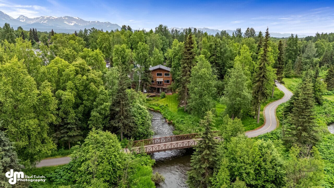 Creekside Home: Wild Alaska Living Centrally Locat