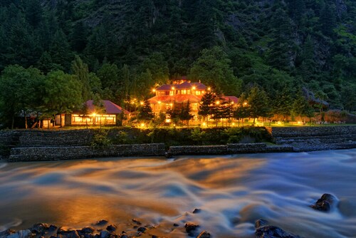 Pine Park Edge Resort Khanian