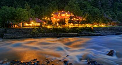 Pine Park Edge Resort Khanian