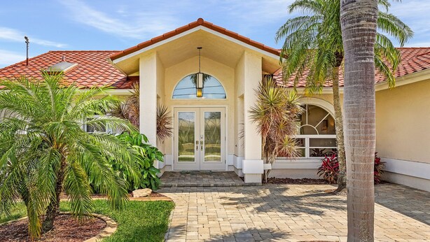 Exterior detail - A twist of tropical passion - SW Cape (south facing) with fully Inclusive rates (Cape Coral)