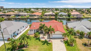 A residential area with houses, a marina, and a body of water. - A twist of tropical passion - SW Cape (south facing) with fully Inclusive rates (Cape Coral)