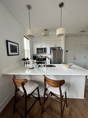 Frigorifero, microonde, forno, piano cottura