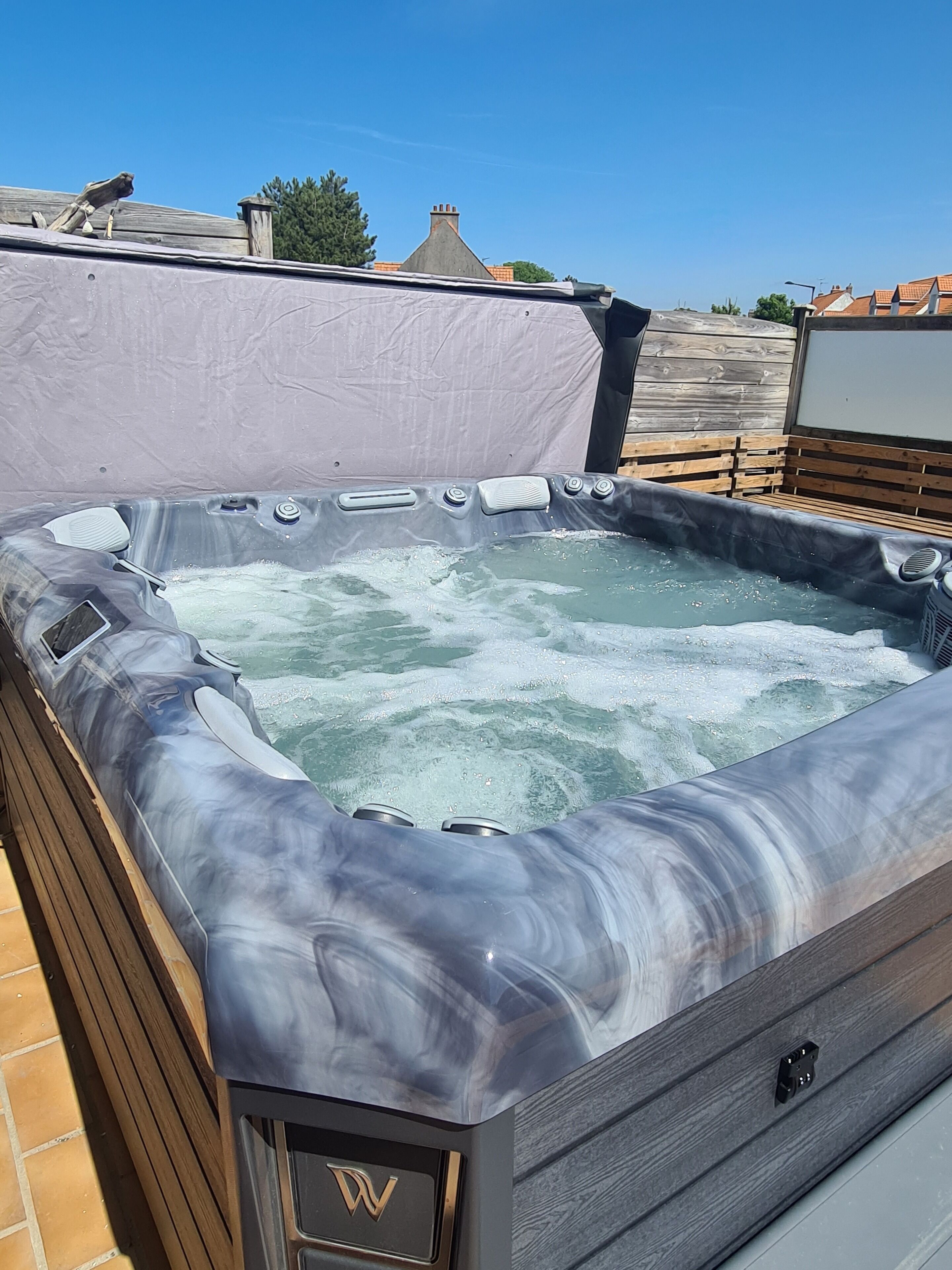 Outdoor spa tub