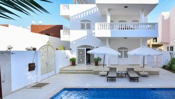 Piscine couverte, piscine extérieure