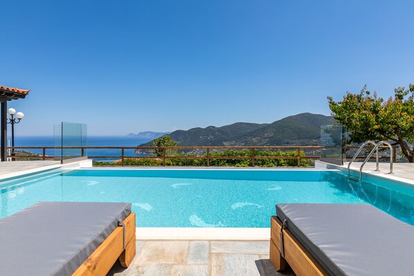 حمّام سباحة خارجي